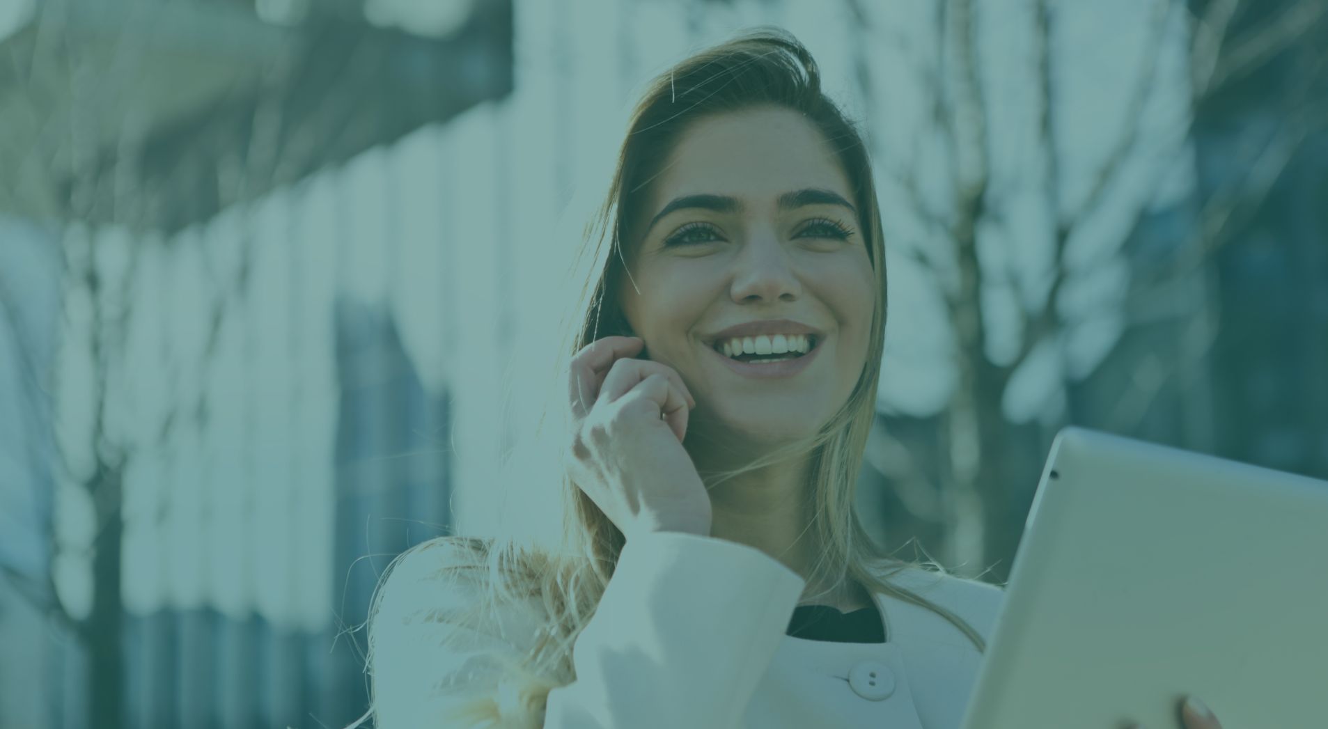 chica sonriente hablando por telefono